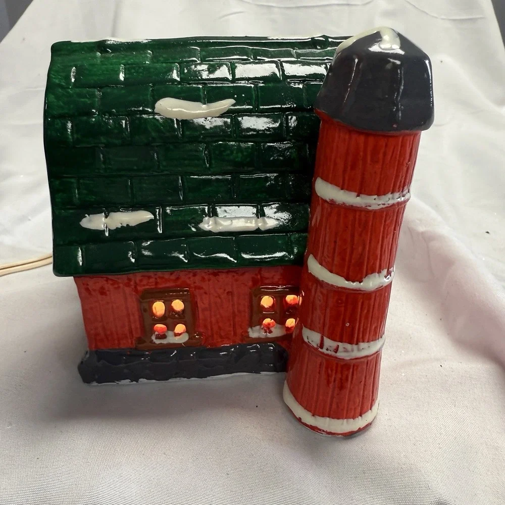 Chistmas Village Barn Ceramic‎ Pacific Rim Lighted Red Silo Snow Vintage